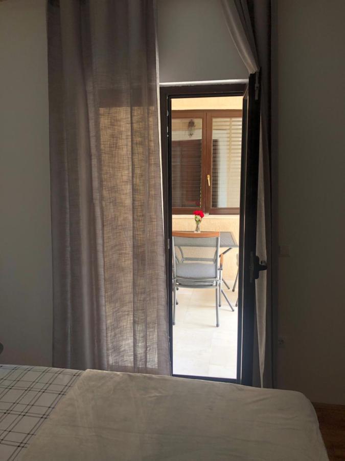 Apartman Ana Vrlika Exteriör bild