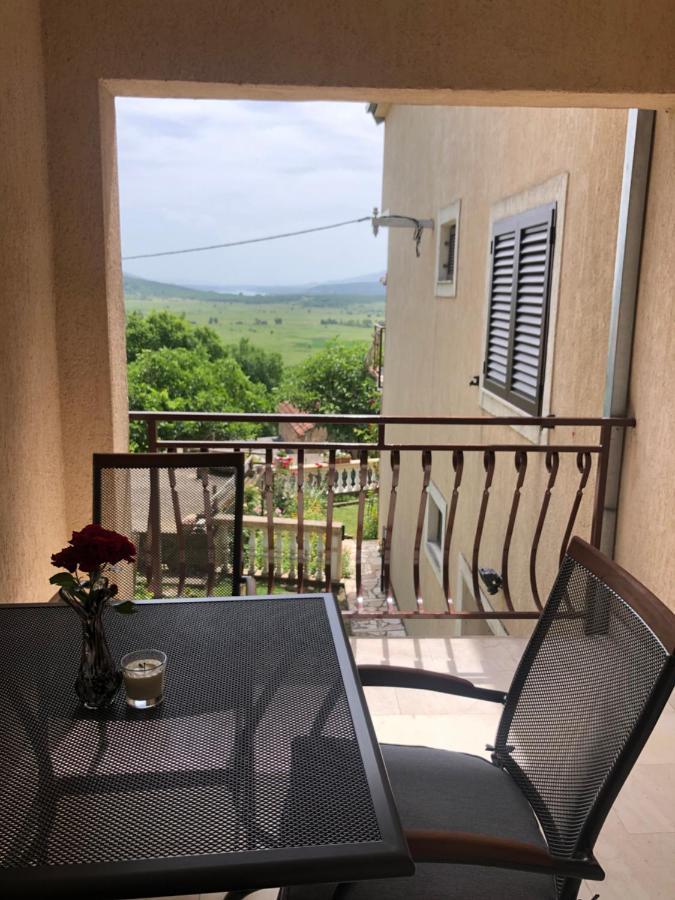Apartman Ana Vrlika Exteriör bild