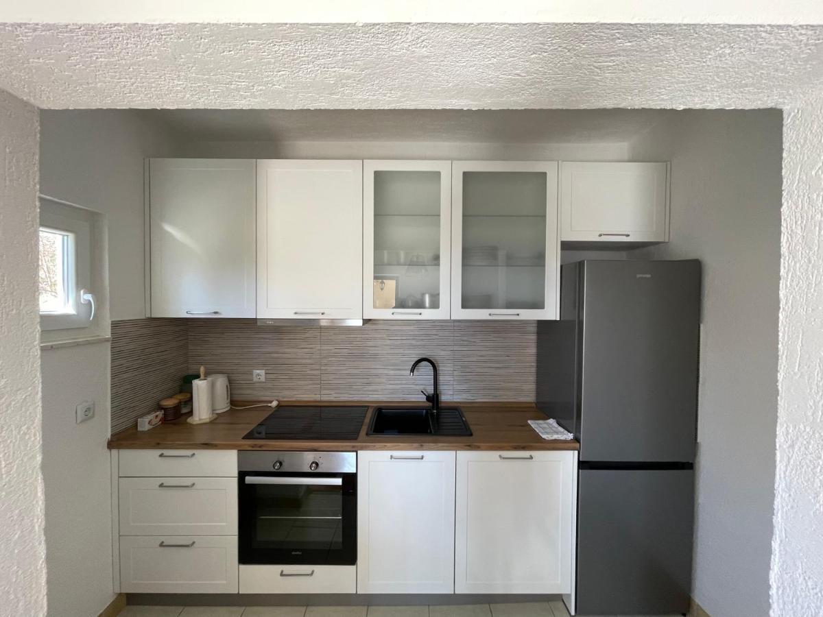 Apartman Ana Vrlika Exteriör bild