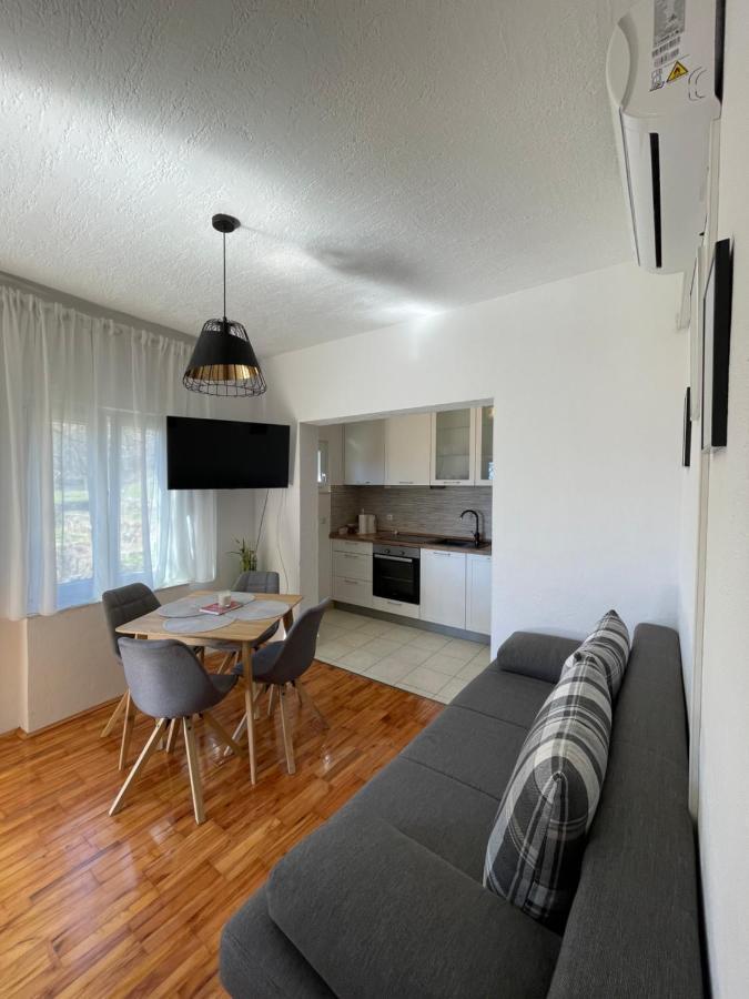 Apartman Ana Vrlika Exteriör bild