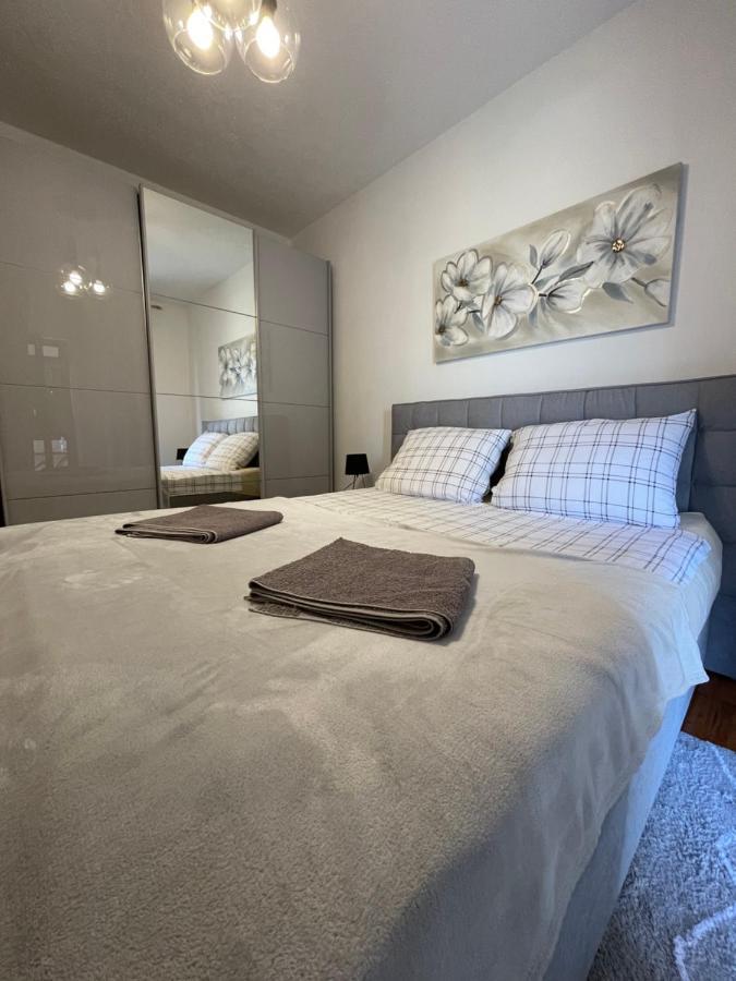 Apartman Ana Vrlika Exteriör bild