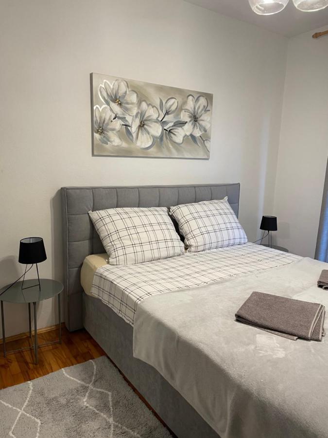 Apartman Ana Vrlika Exteriör bild