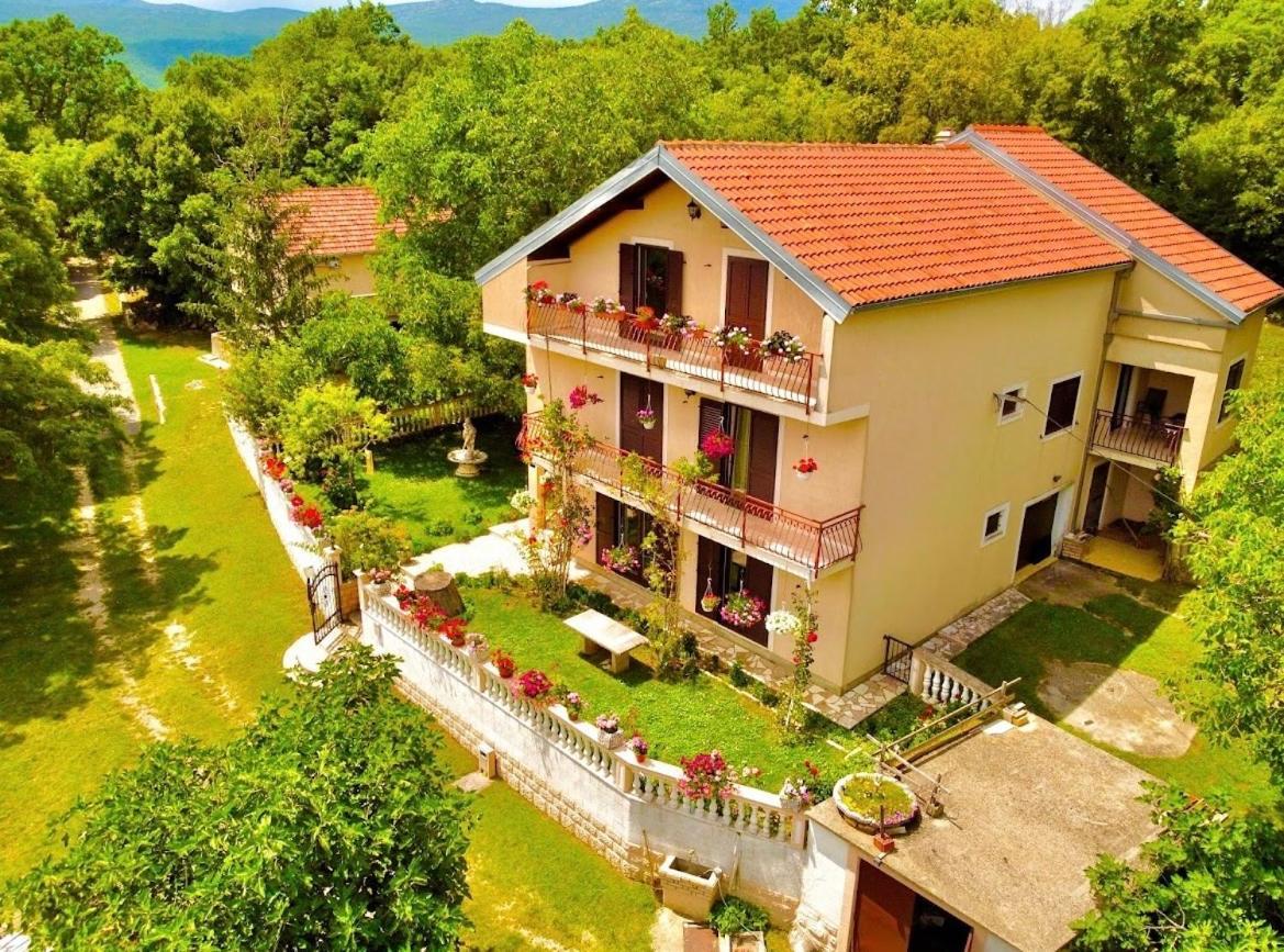 Apartman Ana Vrlika Exteriör bild